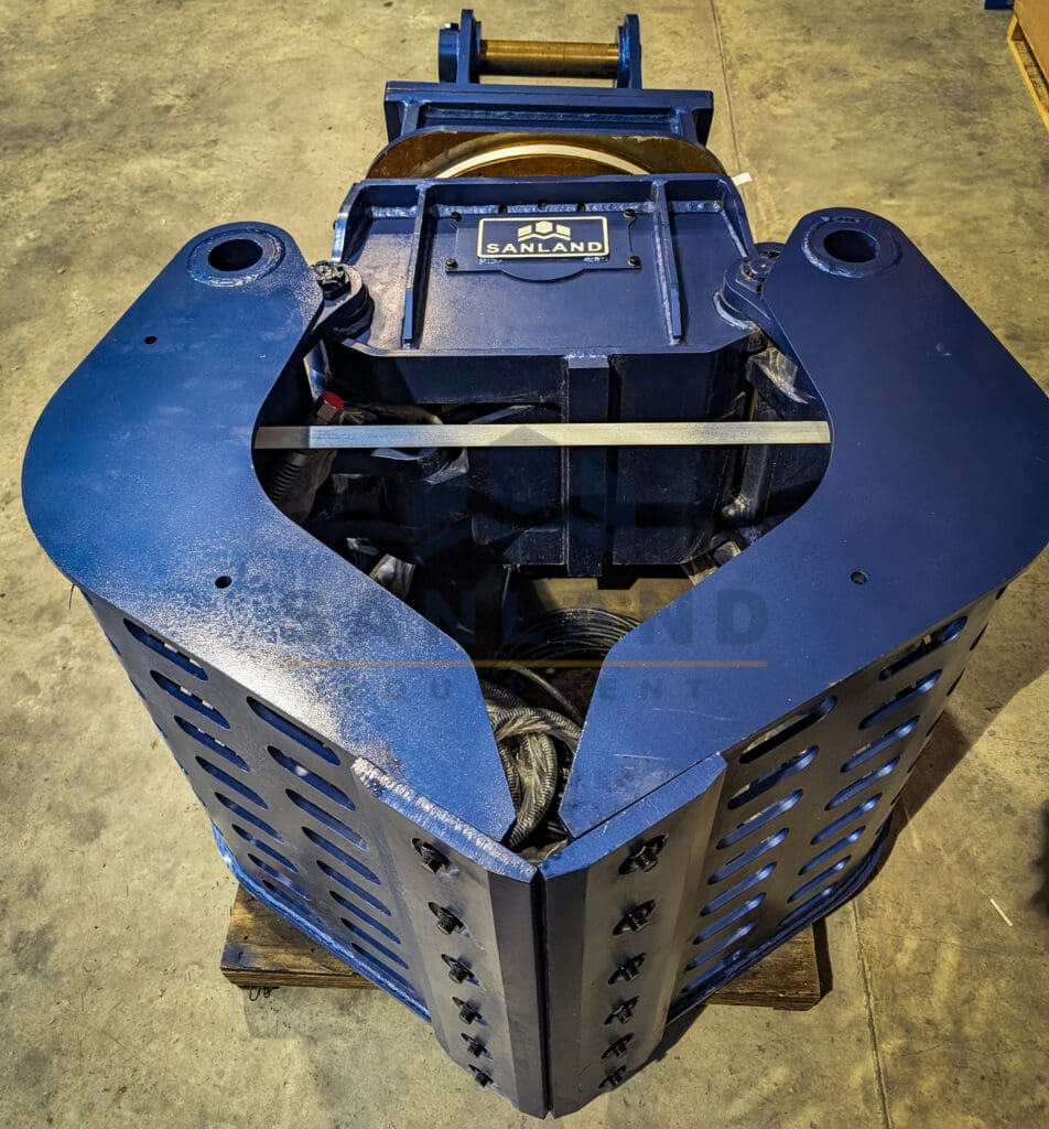 Rotating Demolition Grapple with bolt on wear edge